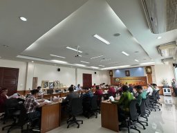 ประชุมคณะกรรมการร่างแผน